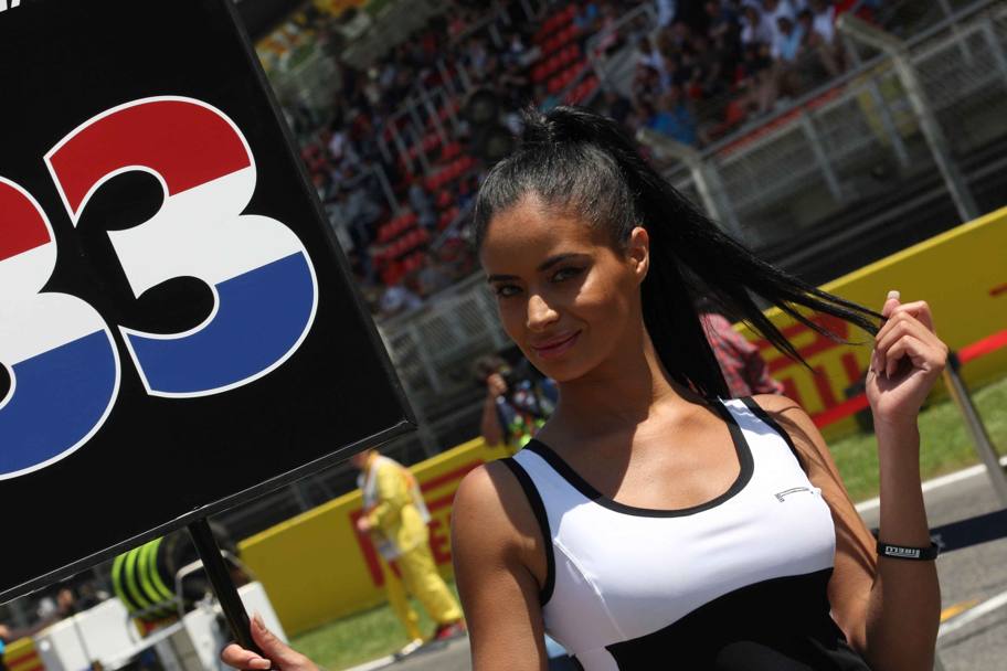Altri sono i numeri presenti sul circuito di Barcellona. Ammalianti grid girls presenziano il Gran Premio... (LaPresse)